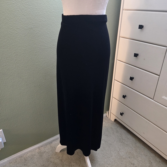 💚 2/$12 or 3/$17  Merona Classic Black Stretch Velvet Long Skirt - Picture 2 of 10